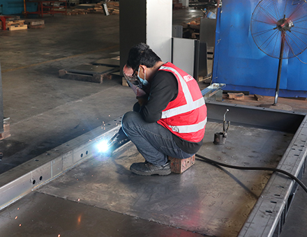 Soldadura del tanque de combustible del chasis